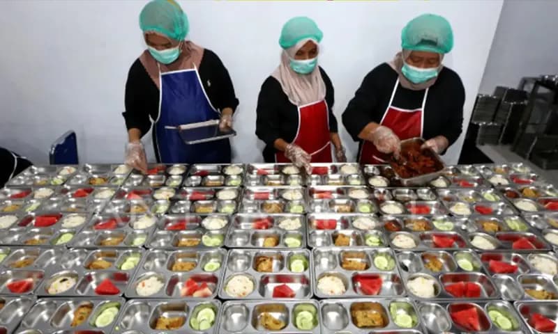 Petugas menyiapan makanan program Makan Bergizi Gratis (MBG) untuk didistribusikan kepada pelajar di Banda Aceh, Aceh, Jumat (16/5/2025)