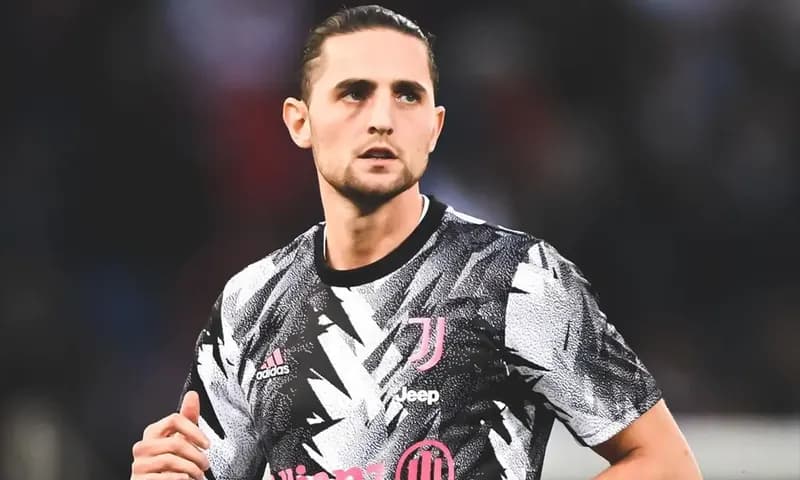 Manchester United (MU) menunjukkan keinginan yang serius untuk merekrut gelandang asal Prancis dari Juventus, Adrien Rabiot, pada musim panas. Manajer MU, Erik ten Hag, bahkan telah menghubungi langsung pemain tersebut untuk membantu mewujudkan transfer i