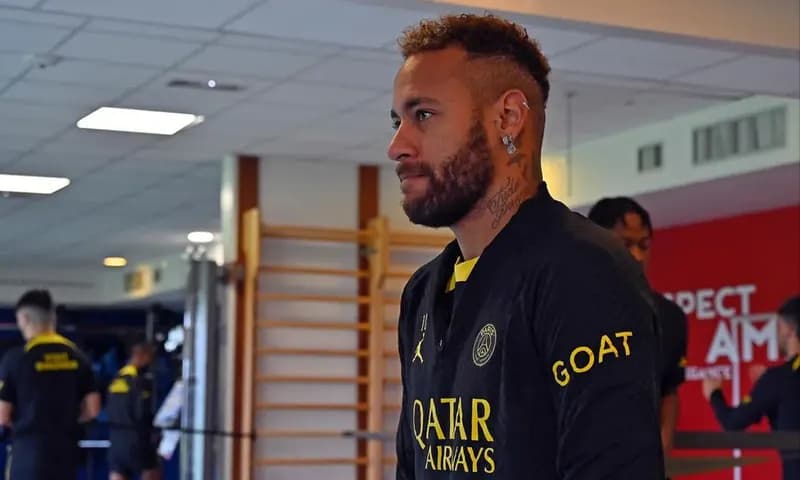 Bintang Paris Saint-Germain, Neymar Jr. akan absen selama sisa musim 2022/2023 setelah dikonfirmasi akan menjalani operasi untuk memperbaiki ligamen pada pergelangan kakinya. (Foto: Instagram/@neymarjr)