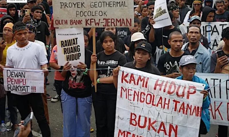 Sejumlah poster yang dibawa warga Poco Leok dalam aksi protes di Ruteng pada 3 Maret 2025. (Foto: Dok. Floresa)