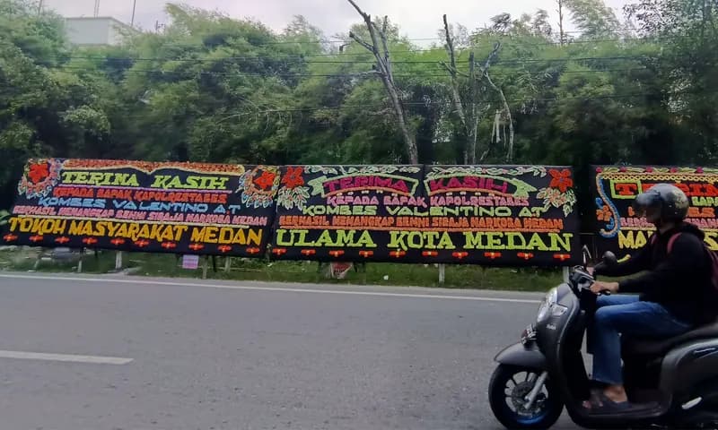 Halaman Polrestabes Medan dipenuhi papan bunga dari masyarakat, usai keberhasilan Polisi menggerebek barak judi dan narkoba di Kutalimbaru, perbatasan Medan-Deli Serdang, Kamis (13/4/2023). (Foto:Parboaboa/Ari Bowo)