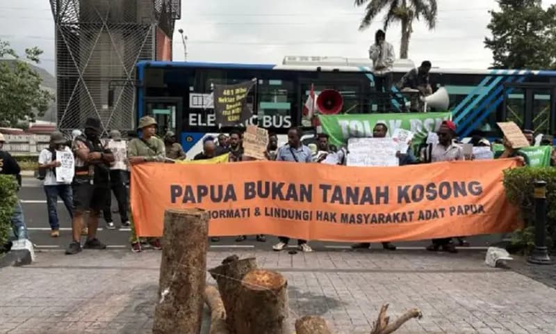 Unjuk rasa Solidaritas Merauke di depan Kementerian ATR/BPN di Jakarta, 7 Oktober 2025. (Foto: Do. Solidaritas Merauke)