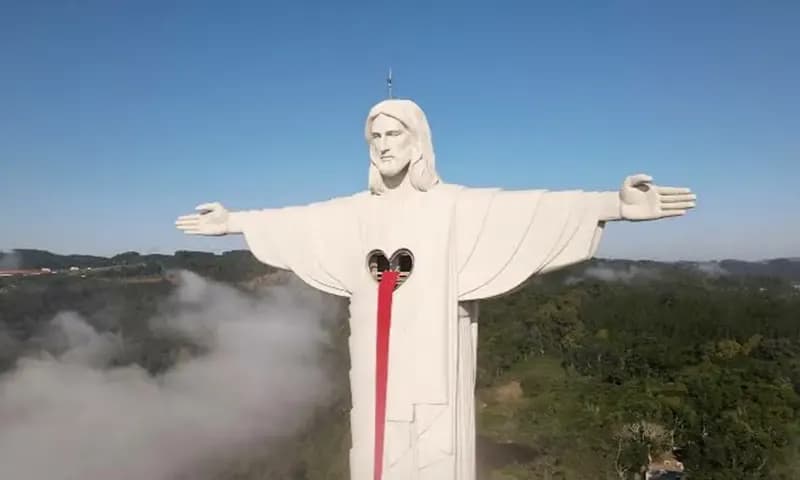 Pembangunan patung Yesus sang Penjaga di Brasil akhirnya rampung pada 22 April lalu. Newsweek