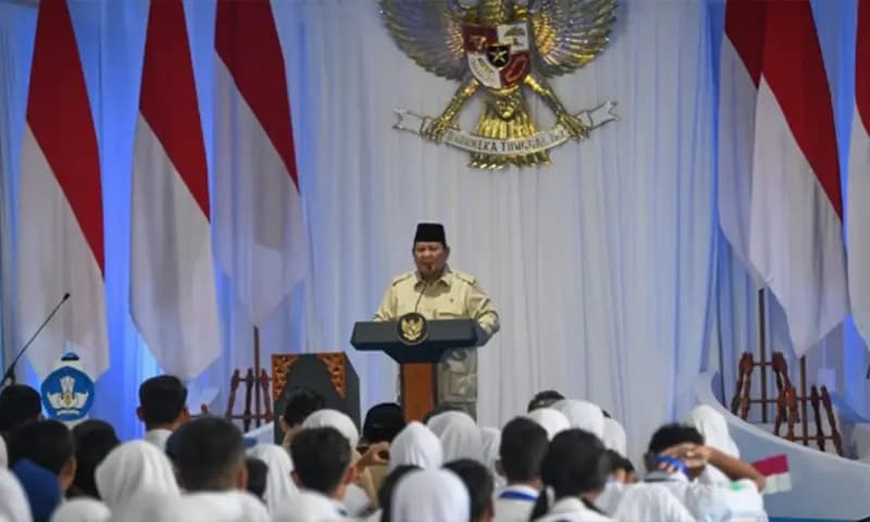Presiden Prabowo Subianto menyampaikan pidatonya sebelum meluncurkan program Digitalisasi Pembelajaran Untuk Indonesia Cerdas di SMP Negeri 4 Bekasi, Jawa Barat, Senin (17/11/2025). (Foto: Dok. ANTARA)