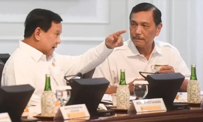 Presiden Prabowo Subianto (kiri) berbincang dengan Menko Kemaritiman dan Investasi Luhut Binsar Pandjaitan. (Foto: ANTARA)