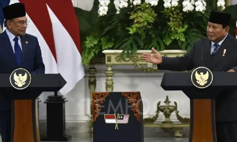 Presiden Prabowo Subianto bersama Perdana Menteri Malaysia Anwar Ibrahim, memberikan keterangan bersama dalam kunjungan kenegaraan di Istana Merdeka, Jakarta, 27 Juni 2025. (Foto: Dok. ANTARA)