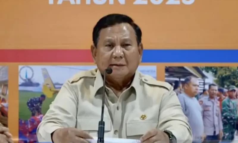 Presiden Prabowo Subianto memimpin rapat koordinasi penanganan dampak banjir bandang dan longsor di Aceh, Sumatra Utara, dan Sumatra Barat di Posko Terpadu Penanganan Bencana Alam Aceh, Lanud Sultan Iskandar Muda, Aceh. (Foto: Dok. ANTARA)