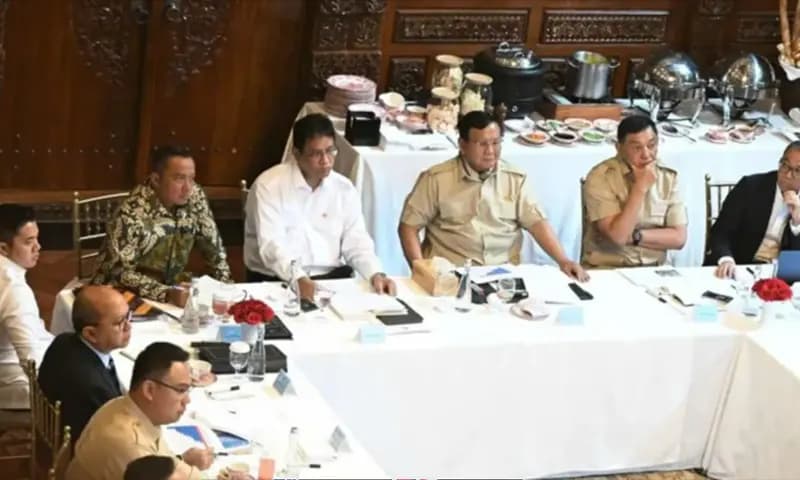 Presiden RI Prabowo Subianto memberikan arahan kepada sejumlah menteri dalam rapat terbatas di Kediaman Kertanegara, Jakarta, Kamis (16/10/2025). (Foto: Dok. ANTARA)