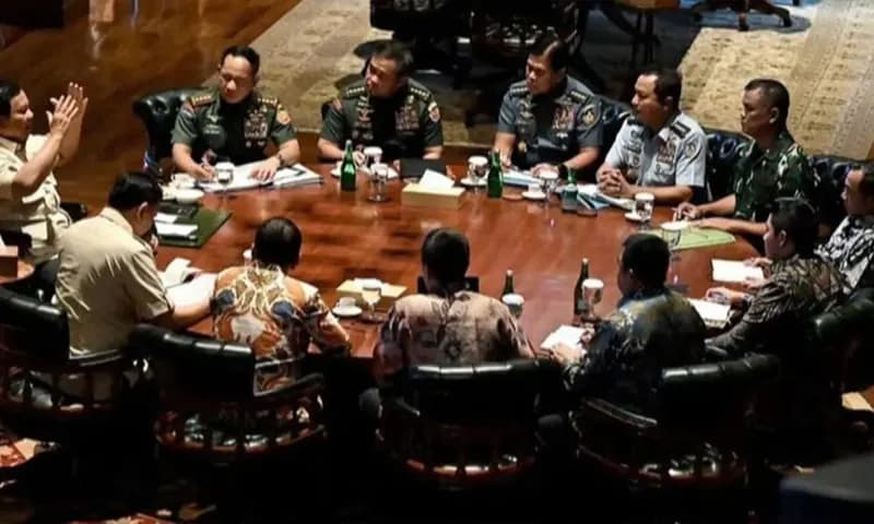 Presiden Prabowo Subianto memanggil pimpinan TNI, yakni Panglima TNI Agus Subiyanto dan jajaran bersama beberapa Menteri Kabinet Merah Putih di kediaman pribadinya di Hambalang, Kabupaten Bogor, Jawa Barat, Jumat (1/8/2025). (Foto: Dok. Instagram Sekretar
