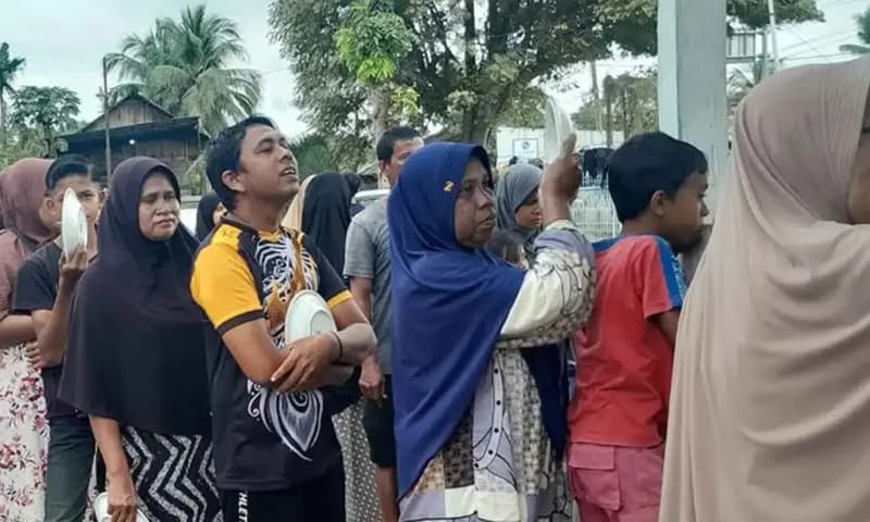 Pengungsi korban banjir mengantre makanan di Meunasah Raya Dagang, Kecamatan Peusangan, Kabupaten Bireuen, Aceh, Rabu (3/12/2025). (Foto: Dok. ANTARA)