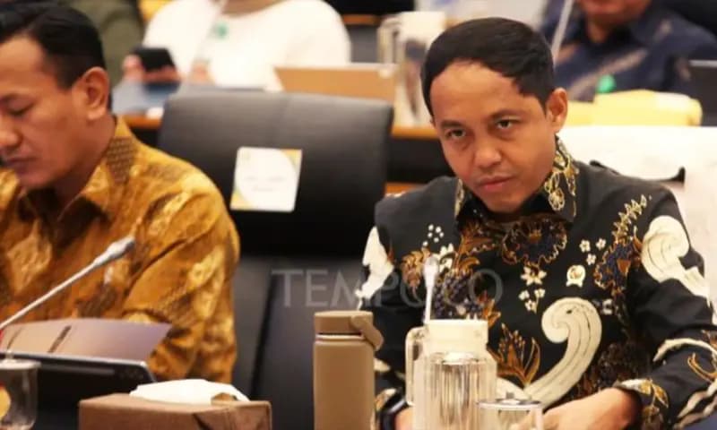 Menteri Kehutanan Raja Juli Antoni (kanan) bersama Wakil Menteri Kehutanan Rohmat Marzuki ketika rapat kerja dengan Komisi IV di Kompleks Parlemen, Senayan, Jakarta, 4 Desember 2025 . (Foto: Dok. Tempo)