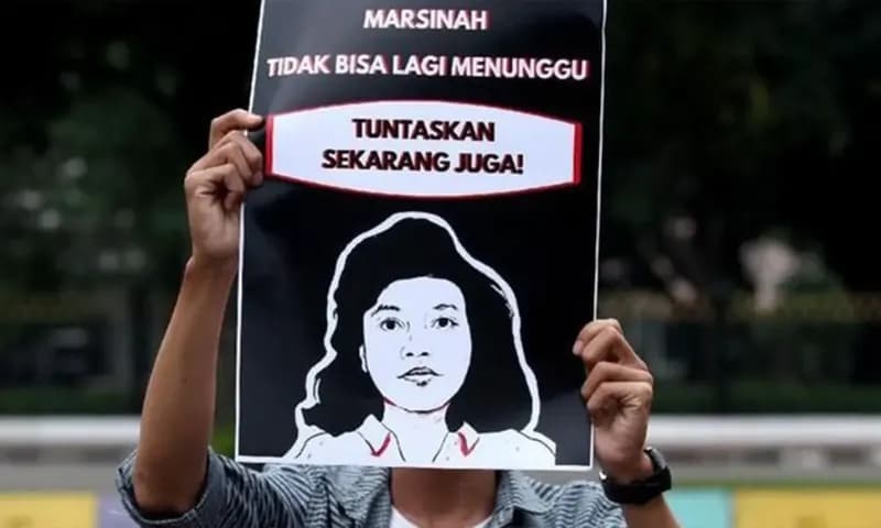 Marsinah bekerja sebagai buruh di PT Catur Putera Surya (CPS), pabrik pembuat jam di Porong, Sidoarjo, Jawa Timur. (foto: Dok. cnbc)