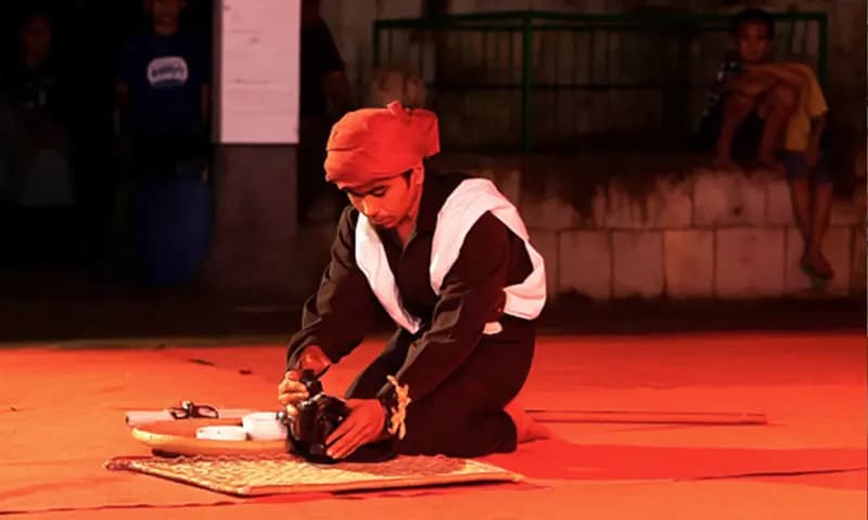 Salah seorang personil sanggar Angel Elkanean memerankan datu (dukun) di Waterfront Pangururan, Kab. Samosir. (Foto: Sanggar Angel Elkanean)