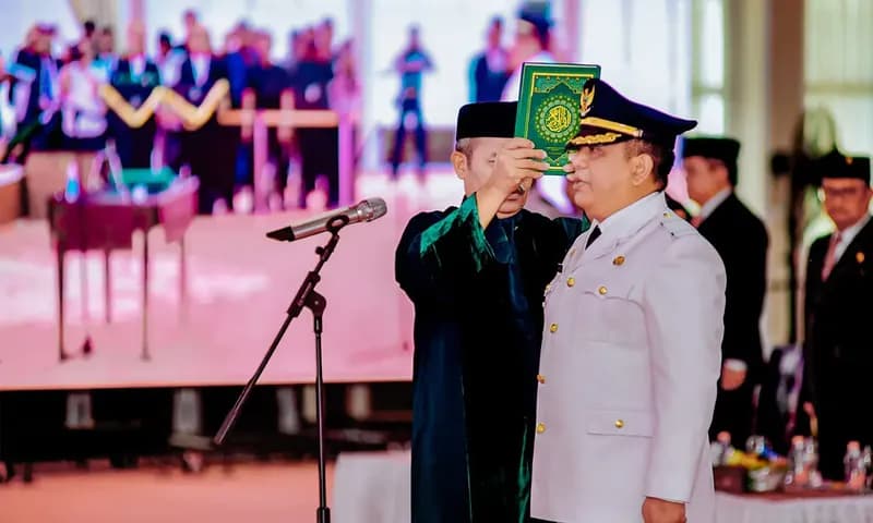 Gubernur Sumatra Utara, Edy Rahmayadi melantik Syarmadani menjadi Penjabat (Pj) Wali Kota Tebing Tinggi untuk masa jabatan 2023-2024, Rabu (24/05/2023). (Foto: Dok. Diskominfo Tebing Tinggi)