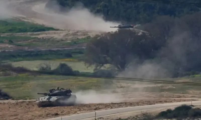 Tank-tank Israel bermanuver di dekat perbatasan Israel-Gaza, di tengah konflik yang sedang berlangsung antara Israel dan Hamas, pada Jumat (24/2/2024). (Foto: Dok. Reuters)
