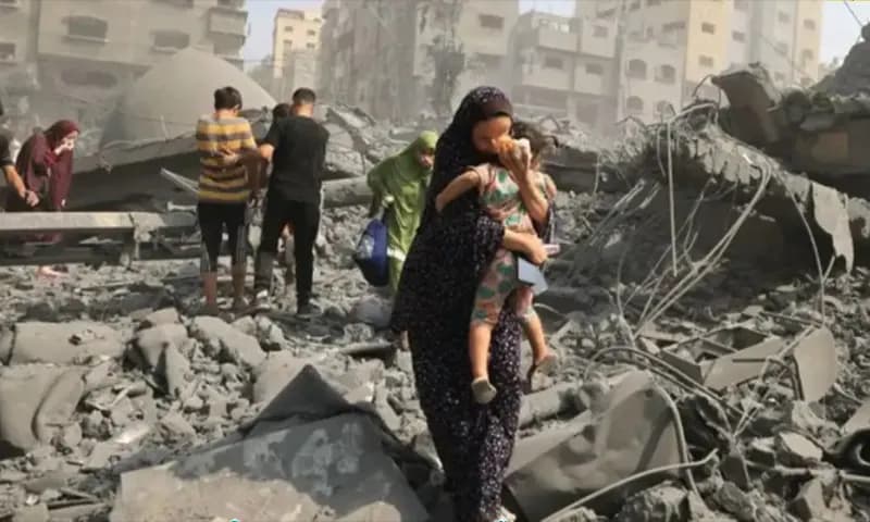 Warga Palestina mengungsi setelah Israel menggempur Masjid Sousi di Kota Gaza, 9 Oktober 2023. (Foto: Dok AFP).