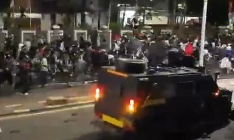 Detik-detik mobil rantis polisi melindas seorang ojol hingga tewas saat demo buruh di Jakarta. (Foto: Dok. Tangkapan layer)