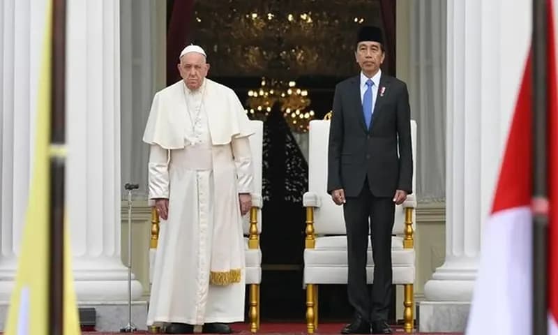 Paus Fransiskus bersama dengan Presiden RI, Jokowi di Istana Negara, Rabu (04/09/2024). (Foto: Instagram/@vaticannewspt)