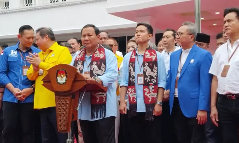 Pasangan Capres-Cawapres, Prabowo Subianto dan Gibran Rakabumming Raka dikawal 9 Ketua Umum Parpol saat mendaftar ke KPU RI, di Jalan Imam Bonjol, Jakarta Pusat, Rabu (25/10/2023). (Foto: PARBOABOA/Hari Setiawan)