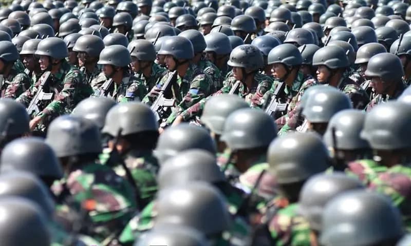 Sejumlah prajurit Korps Marinir TNI AL mengikuti gelar pasukan latihan TW-II TA 2017 di Bhumi Marinir Brigif-1 Marinir Gedangan, Sidoarjo, Jawa Timur, Selasa (9/5). (Foto:Dok. ANTARA)
