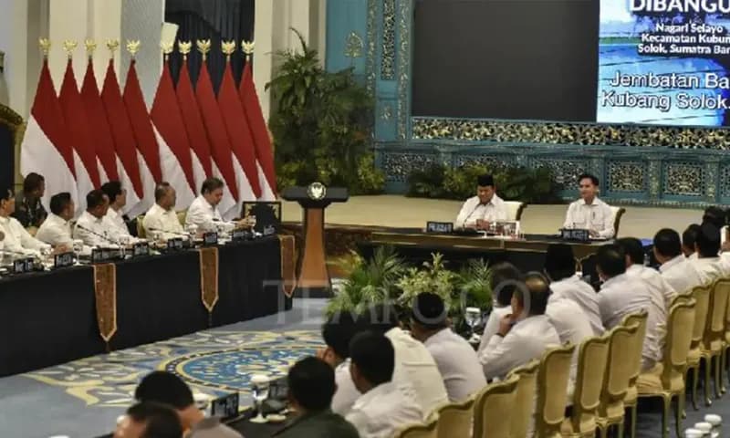 Presiden Prabowo Subianto memberikan arahan terkait percepatan rehabilitasi dan rekonstruksi wilayah terdampak bencana dalam Sidang Kabinet Paripurna (SKP) yang digelar di Istana Negara, Jakarta, Senin (15/12/2025). (Foto: Dok. ANTARA)