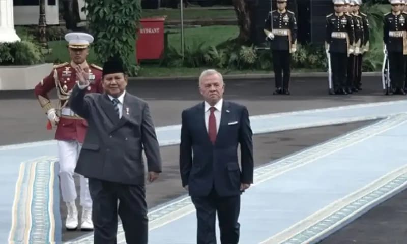 Presiden RI Prabowo Subianto (kiri) dan Raja Kerajaan Yordania Hasyimiah Raja Abdullah II ibn Al Hussein saat inspeksi pasukan kehormatan di Istana Merdeka Jakarta, Jumat (14/11/2025). (Foto: Dok. ANTARA)
