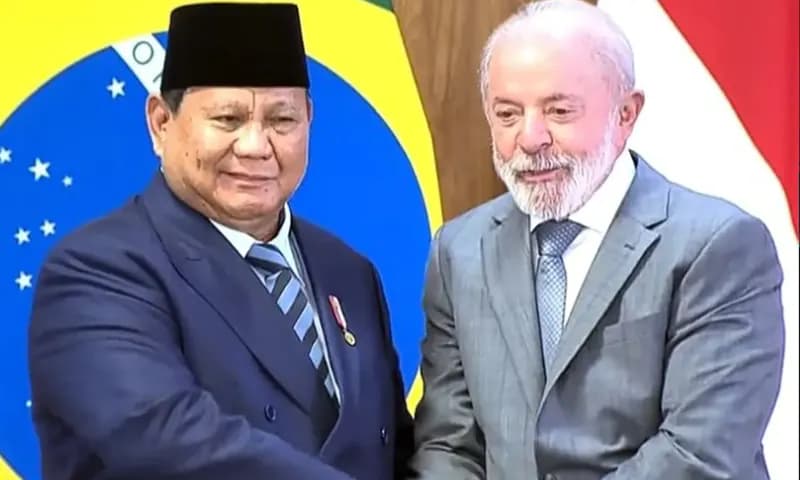 Presiden Prabowo Subianto berjabat tangan dengan Presiden Brasil Luiz Inácio Lula da Silva pasca pertemuan bilateral di Istana Kepresidenan Brasil, Rabu (9/7/2025). (Foto: Dok. YouTube Sekretariat Presiden)