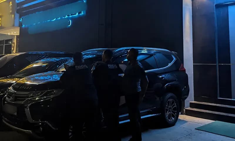Beberapa orang timur terlihat sedang memantau situasi di area parkiran salah satu club malam di Jakarta. (Foto: PARBOABOA/Calvin Vadero Siboro)