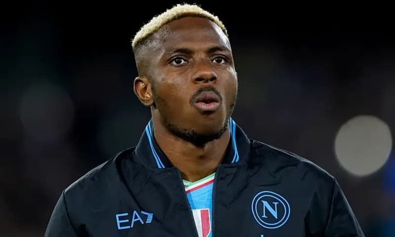 Rencana kepindahan penyerang Napoli, Victor Osimhen, ke Paris Saint-Germain (PSG) musim panas ini tampaknya mengalami hambatan serius. Pembicaraan antara kedua klub belum membuahkan hasil, menimbulkan kekhawatiran bahwa transfer sang bomber Nigeria bisa s