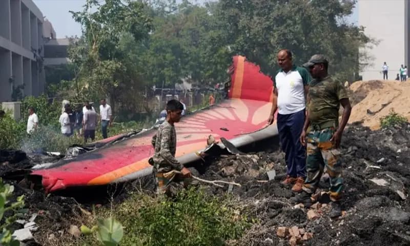 Proses penyelidikan Pesawat Air India dengan nomor penerbangan AI171 rute Ahmedabad–London jatuh pada 12 Juni 2025. (Foto: Dok.Bloomberg)