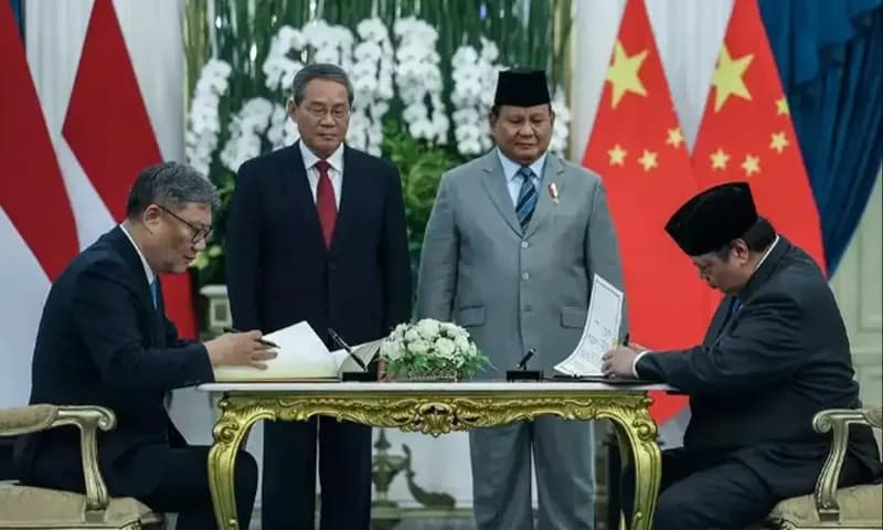 Presiden Prabowo (kanan atas) dan PM China Qi Liang (kiri atas) menyaksikan penandatanganan MoU ekonomi strategis Indonesia-China. (Foto: Dok. Biro Pers Sekretariat Presiden)