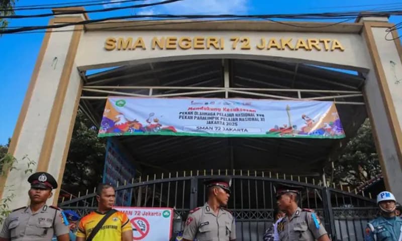 Petugas keamaan melakukan penjagaan pada pintu masuk usai terjadi ledakan di SMAN 72, Jakarta, Jumat (7/11/2025). (Foto: Dok.CNBC)