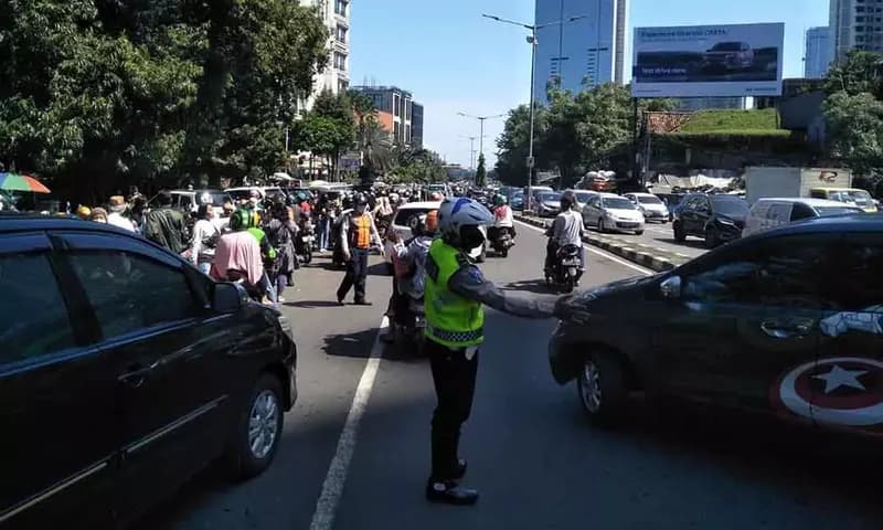 Polisi Lalu Lintas sedang melakukan Operasi Keselamatan 2023 di sepanjang Jalan SCBD - Mt. Haryono, Jakarta Selatan. Dalam kegiatan itu, Polantas berhasil menjaring rata-rata 200 pengemudi kendaraan. (PARBOABOA/Pras)