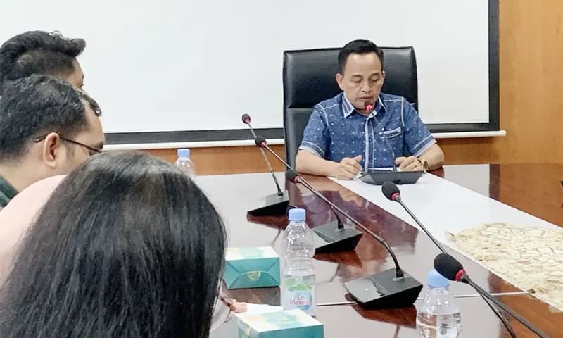 Yuwandra menyampaikan keluhannya soal pelayanan kesehatan Rumah Sakit Umum (RSU) Imelda, saat rapat dengar pendapat (RDP) bersama Komisi II DPRD Kota Medan. (Foto: PARBOABOA/Sondang)