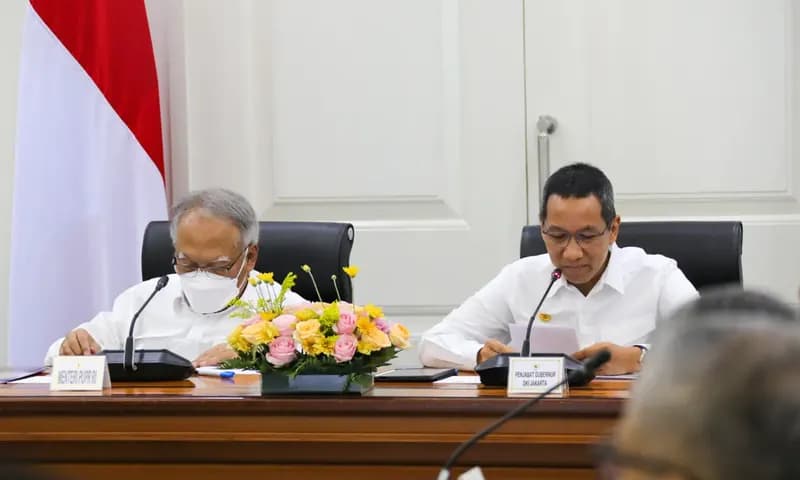 Penjabat Gubernur DKI Jakarta Heru Budi Hartono dan Menteri Pekerjaan Umum dan Perumahan Rakyat (PUPR) Basuki Hadimuljono membahas terkait penghijauan kawasan Monas. (Foto: Pemprov DKI)