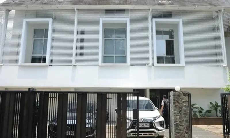 Rumah milik tersangka M. Riza Chalid yang disita tim penyidik Kejagung terkait kasus dugaan korupsi pengelolaan minyak mentah di PT Pertamina (Persero). (Fota, Dok. Kejagung)