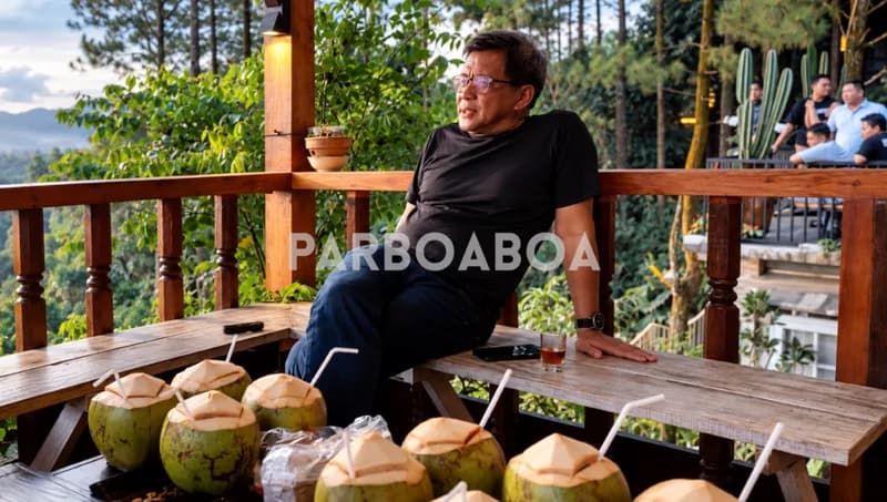 Rocky Gerung di rumahnya yang eksotik pada sisi tebing Sentul (Foto: P. Hasudungan Sirait/PARBOABOA).