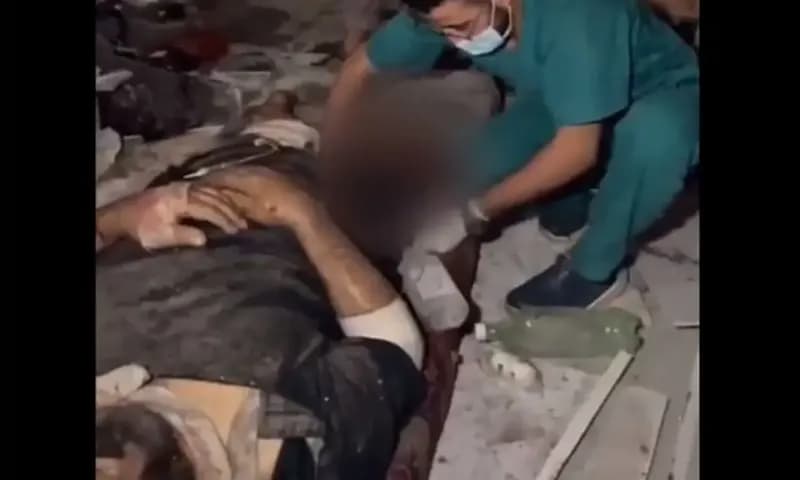 Dokter tengah berupaya menyelamatkan pasien yang terluka di RSI akibat serangan Israel, Senin (20/11/2023). (Foto: Tangkapan layar X/@ydt99)