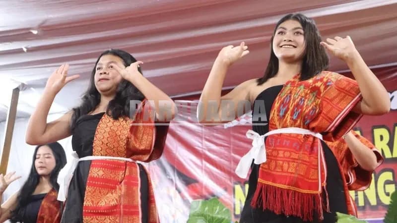 Anak perempuan desa Kandibata menari di Pesta Tahunan Nimpa Bunga Benih (Foto: Agnes Patricya/Parboaboa)