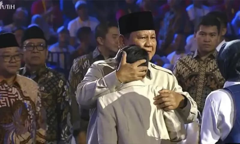 Presiden Prabowo Subianto memeluk siswa berkubutuhan khusus di Indonesia Arena, Senayan, Jakarta Pusat, Jumat (28/11/2025). (Foto: Tangkap Laar YouTube/ Sekretariat Presiden)