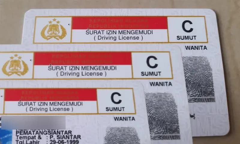 Kepolisian Republik Indonesia menerbitkan aturan baru soal syarat membuat Surat Izin Mengemudi (SIM). Salah satunya adalah mewajibkan melampirkan sertifikat kursus mengemudi dan BPJS yang aktif. Rabu (22/6/2023). (Foto : PARBOABOA/Halima)