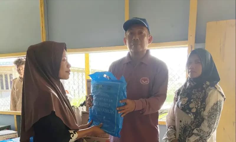 Dinkes Provinsi Riau bersama tim ahli dari laboratorium kesehatan masyarakat kota Batam, melakukan penyuluhan kesehatan di Kecamatan Sinaboi, Kabupaten Rokan Hilir (Foto: dok. Media Center Riau)