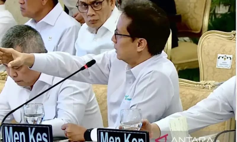 Menteri Kesehatan Budi Gunadi Sadikin (tengah) melaporkan kepada Presiden Prabowo Subianto terkait hal yang dilakukan untuk pemulihan di daerah-daerah terdampak bencana di Sumatera dalam Sidang Kabinet Paripurna.(Foto: Dok.BPMI Sekretariat Presiden)