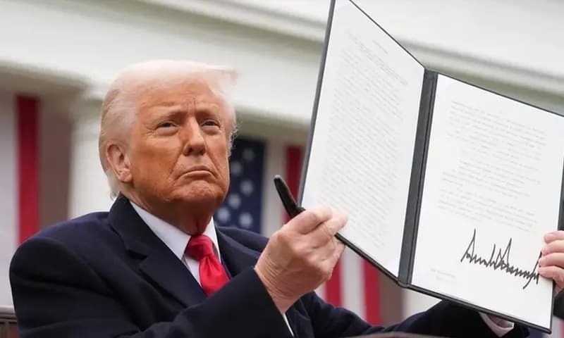 Presiden AS Donald Trump menunjukkan perintah eksekutif yang ditandatangani yang memberlakukan tarif pada barang impor selama acara pengumuman perdagangan "Make America Wealthy Again" di Rose Garden di Gedung Putih.(Foto: Dok.AFP)