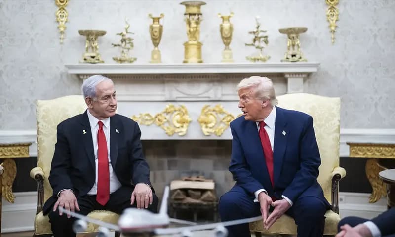 Presiden Trump sedang berkomunikasi dengan PM Israel Benjamin Netanyahu di Gedung Putih pada Senin (7/7/2025). (Foto: dok. Getty/Jabin Botsford)