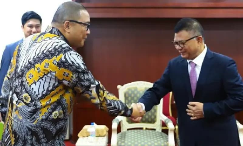 Duta Besar RI untuk Kerajaan Kamboja, Dr. Santo Darmosumarto bertemu dengan Menteri Senior sekaligus Kepala Sekretariat Committee to Combat Online Scams Kamboja, Chhay Sinarith di Phnom Penh, Kamboja, 21 Juli 2025. (Foto: Dok. Kemlu)