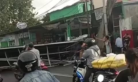 Atap Baja di Jaktim Tumbang dan Menimpa Seorang Ibu dan Pelajar