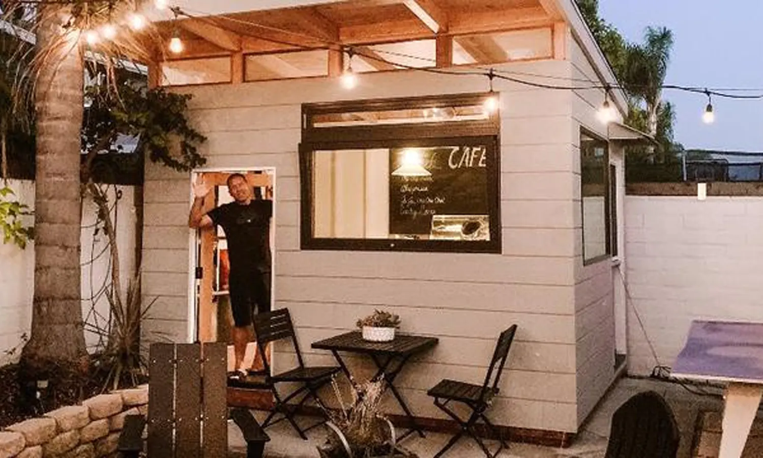 7 Inspirasi Desain Cafe Outdoor di Halaman Rumah yang Aesthetic  Parboaboa