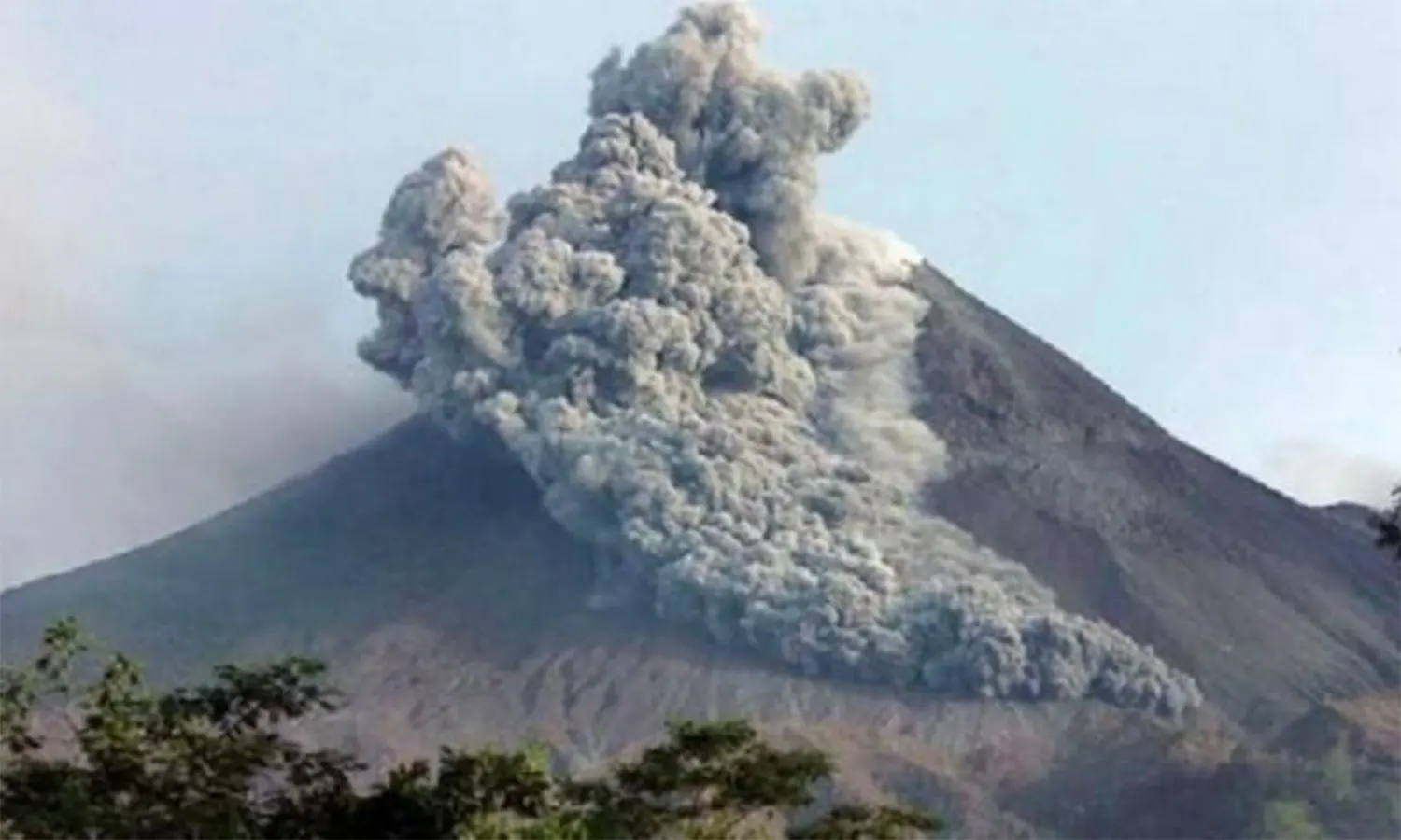Gunung Merapi Jateng Luncurkan 9 Guguran Lava Setinggi 2 000 Meter Hari