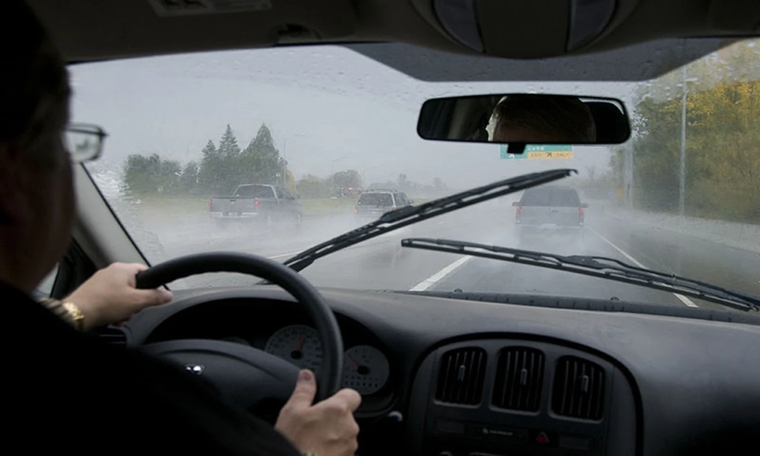 Еду на машине фото. Туман за рулем. Вид водителя из машины. За рулем в дождь. Дождь машина руль.